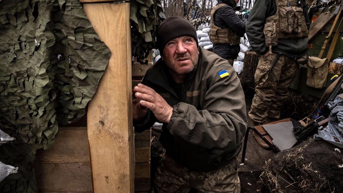 جندي أوكراني في خندق على خط المواجهة شرق خاركيف