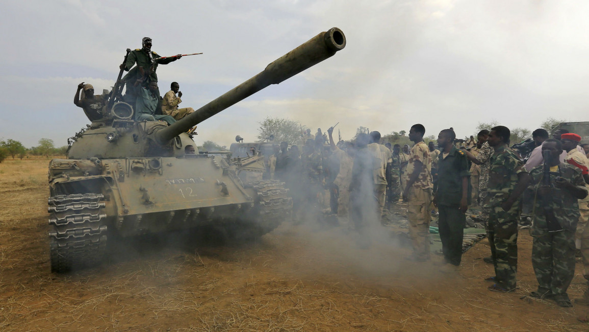 دبابة للجيش السوداني في أم درمان، وسط حرب ضروس ضد قوات الدعم السريع