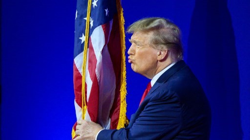 دونالد ترامب يقبل العلم الأميركي خلال الاجتماع السنوي لمؤتمر العمل السياسي المحافظ، 24 فبراير 2024، في ناشيونال هاربور بولاية ماريلاند