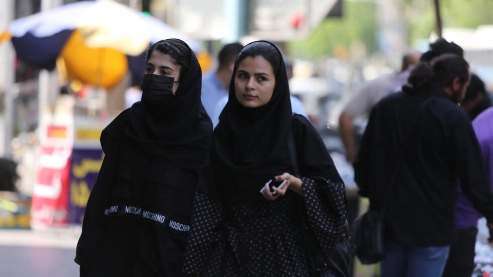 نساء في أحد شوارع طهران بتاريخ 19 نيسان/أبريل 2023
