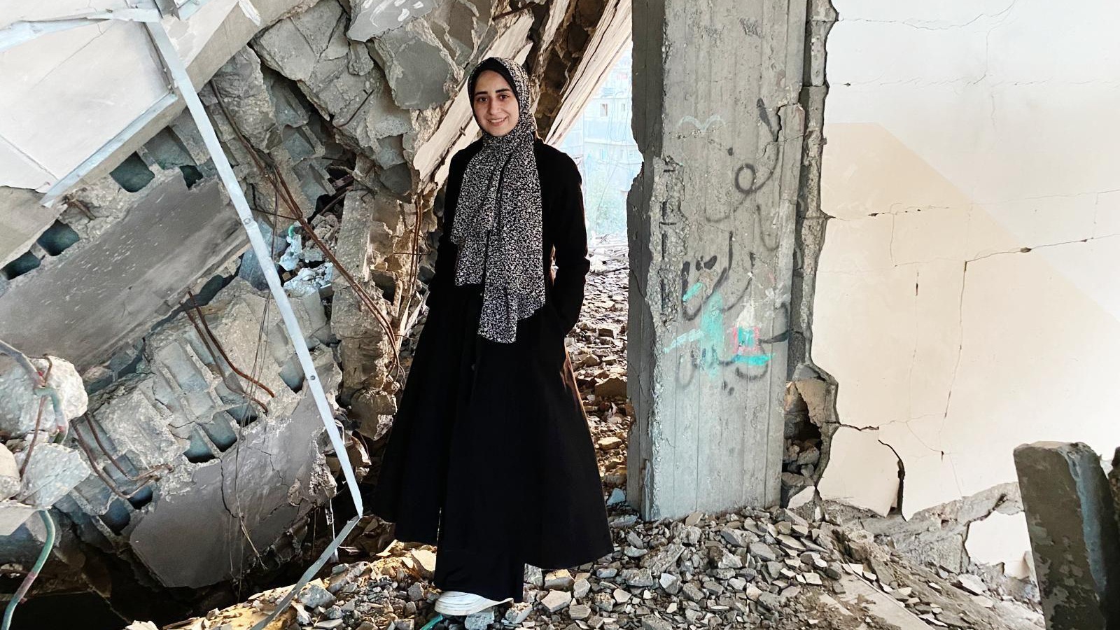 علا أبو ورد، 27 عاماً، اختارت وعائلتها العودة إلى منزلهم المدمر واستصلاح غرفة واحدة للعيش فيها