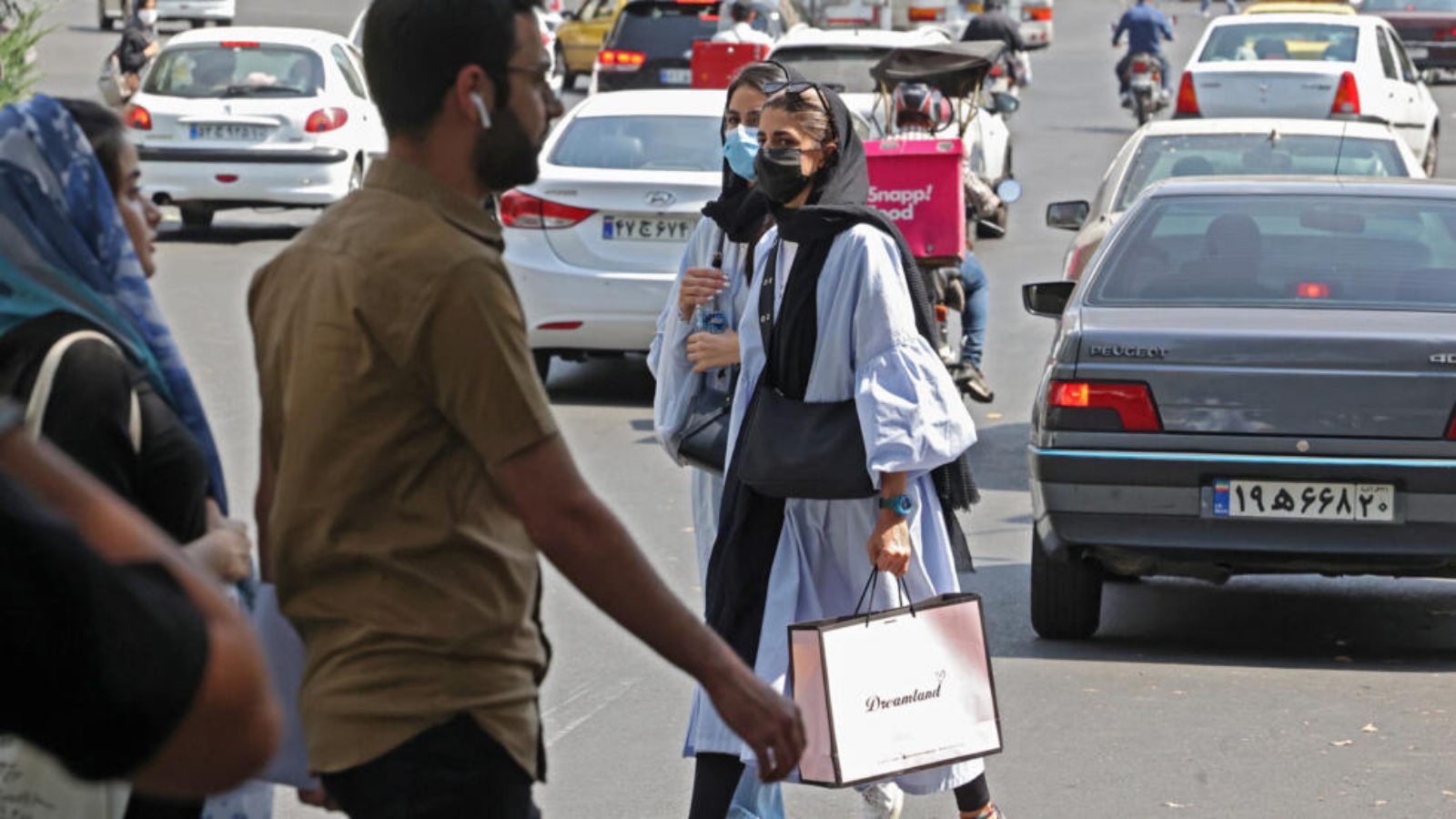 مارة يتجولون في ساحة تجريش بشمال طهران في صورة مؤرخة 20 أيلول (سبتمبر) 2022 