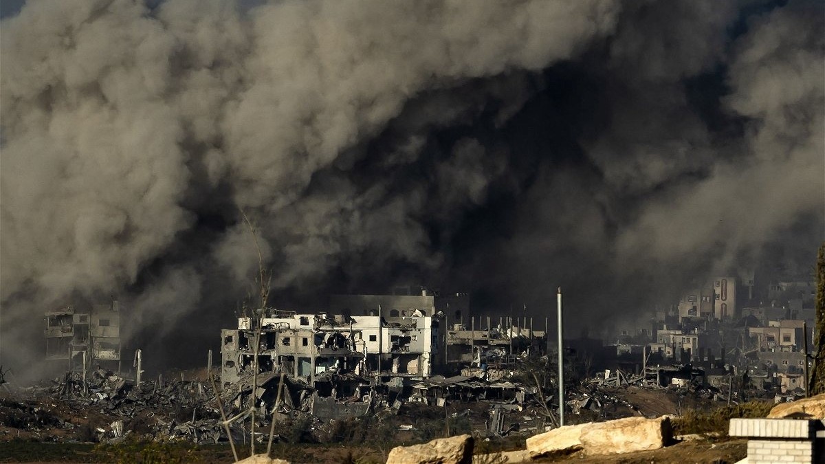 دخان القصف الإسرائيلي على غزة في أول أيام الحرب