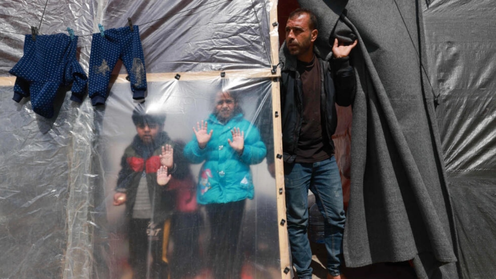 نازحون فلسطينيون في خيمة في رفح بجنوب قطاع غزة في 8 آذار (مارس) 2024 