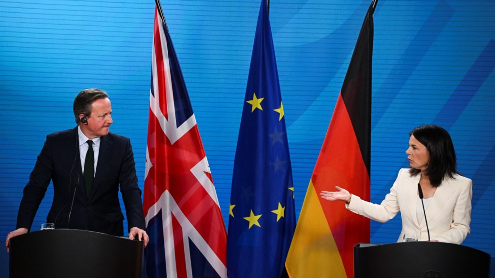 وزيرة الخارجية الألمانية ونظيرها البريطاني خلال المؤتمر الصحفي 