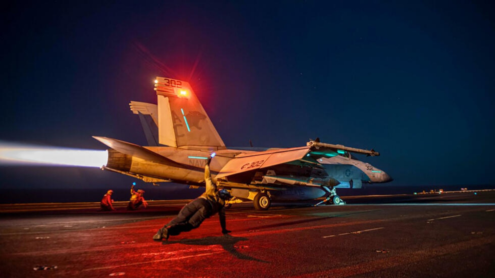 إقلاع مقاتة أميركية من حاملة الطائرات يو إس إس آيزنهاور في البحر الأحمر خلال عمليات ضد الحوثيين اليمنيين. صورة نشرتها سنتكوم في 24 شباط (فبراير) 2024