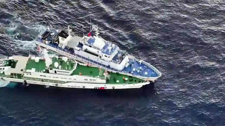 لقطة من تسجيل فيديو من الجو لحادث تصادم سفينتين لحرس الحدود الفيليبيني والصيني في بحر الصين الجنوبي في 05 آذار/مارس 2024