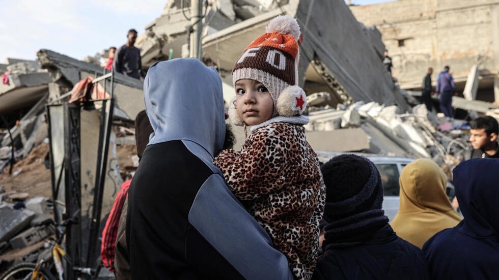 فلسطينيون يتفقدون الأضرار جراء قصف إسرائيلي في مدينة رفح في الثالث من آذار/مارس 2024