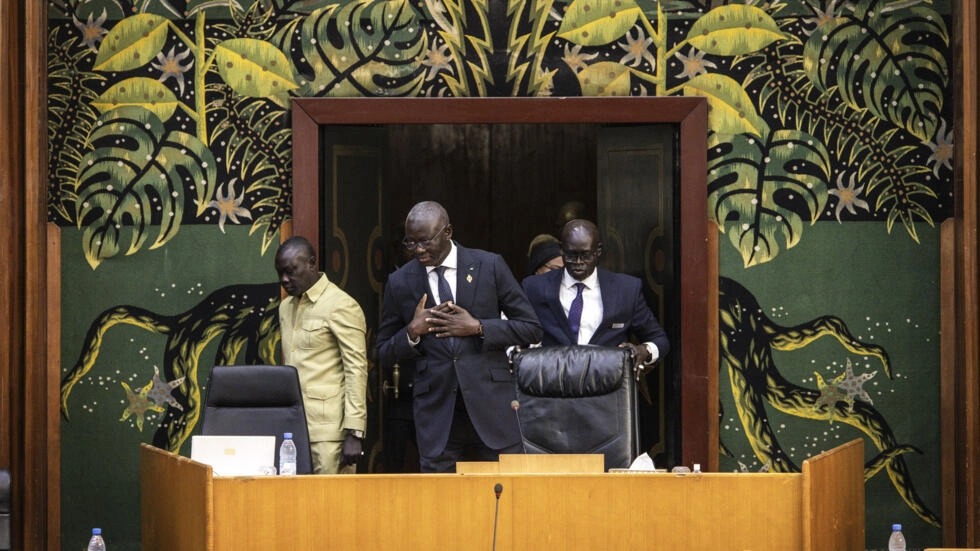 رئيس الجمعية الوطنية أمادو مامي ديوب يستقبل نوابا في بداية جلسة في العاصمة دكار في 06 آذار/مارس 2024
