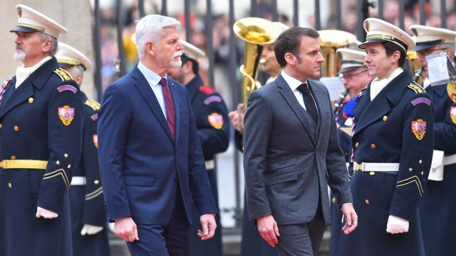 بافيل (الى اليسار) وماكرون يستعرضان حرس الشرف خلال استقبال في قلعة براغ 5 آذار (مارس) 2024