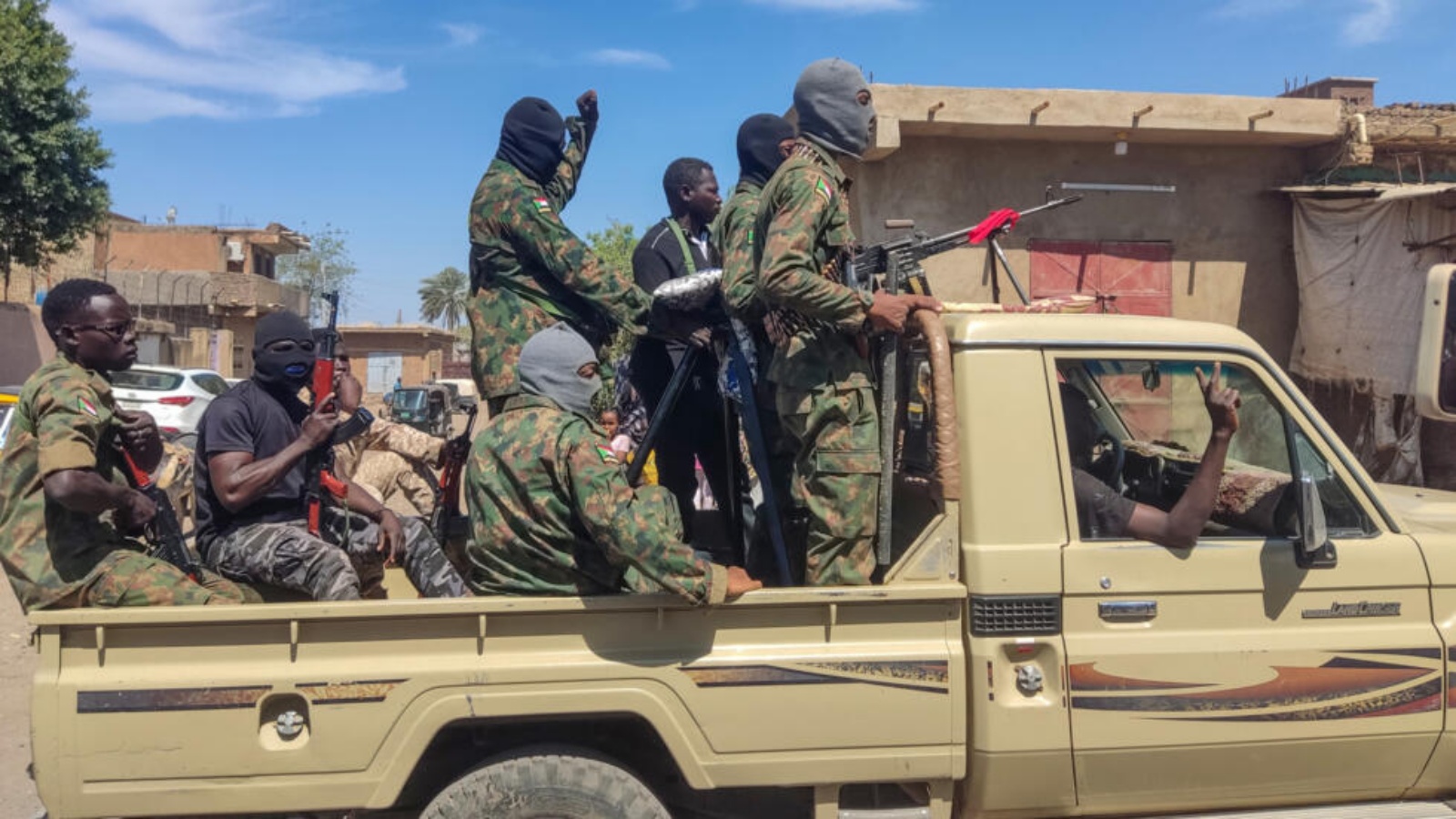 عناصر مسلحون داعمون للجيش السوداني يركبون شاحنة في القضارف بشرق السودان في 3 آذار (مارس) 2024 