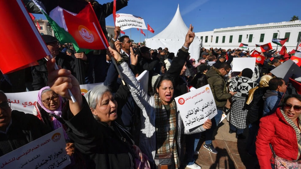 نقابيون يرددون شعارات في شوارع تونس احتجاجا على مشروع قانون سيمنح السلطات صلاحيات بشأن إنشاء جمعيات ومنظمات غير حكومبة، في الثاني من آذار/مارس 2024