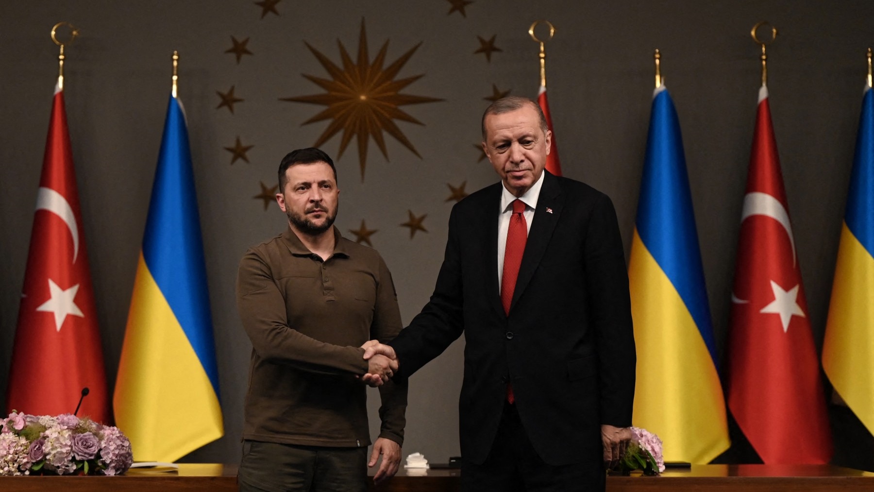 الرئيس التركي رجب طيب أردوغان يستقبل رئيس أوكرانيا فلاديمير زيلينسكي