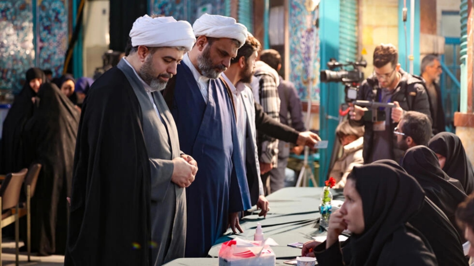 إيرانيون يسجلون قبل الإدلاء بأصواتهم في مركز اقتراع خلال انتخابات مجلس الشورى ومجلس خبراء القيادة في طهران في 1 آذار (مارس) 2024 