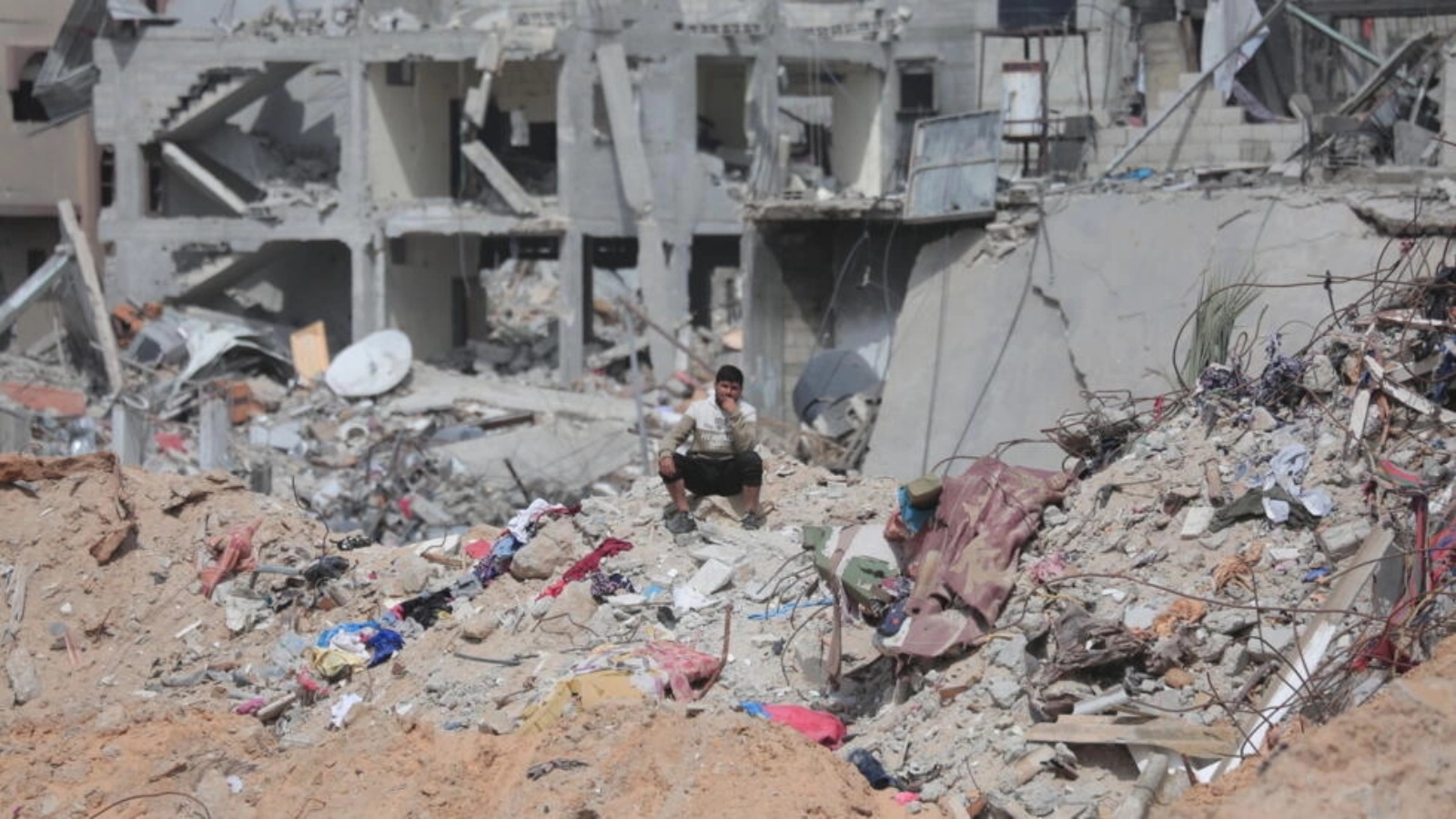 فلسطيني يجلس أمام أنقاض منزله الذي دمره قصف اسرائيلي في خان يونس بقطاع غزة في 06 آذار (مارس) 2024 