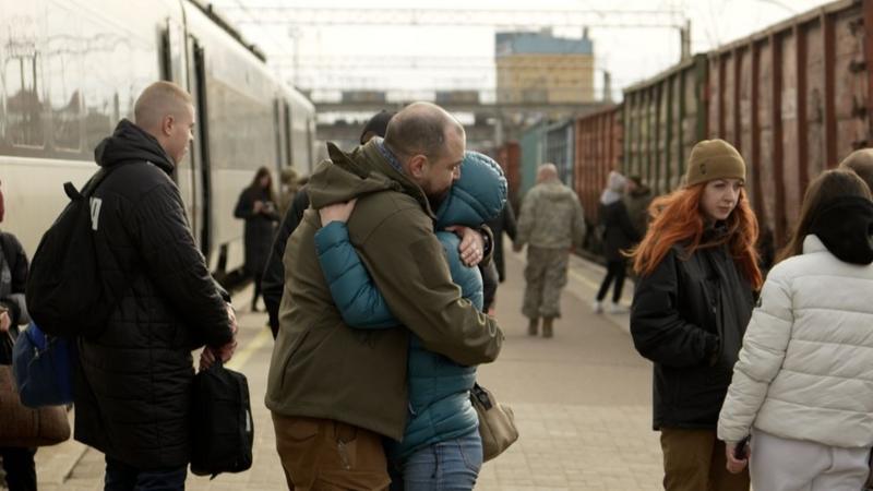 BBC/XAVIER VANPEVENAEGE تصطف عربات الشحن على الأرصفة في محطة كراماتورسك لتوفير غطاء من الهجمات الروسية