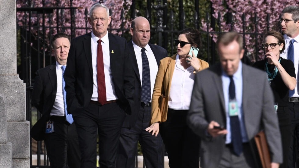 الوزير في حكومة الحرب الإسرائيلية بيني غانتس (الثاني من اليسار) مغادرا البيت الأبيض بعد لقاء نائية الرئيس الأميركي كامالا هاريس في الرابع من آذار/مارس 2024