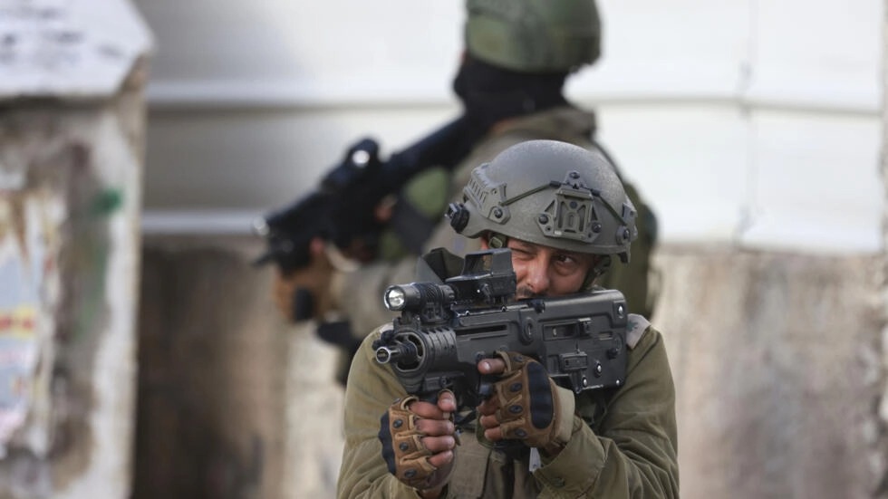 قوات إسرائيلية أثناء عملية لها في مخيم الأمعري قرب مدينة رام الله في وسط الضفة الغربية المحتلة في الرابع من آذار/مارس 2024