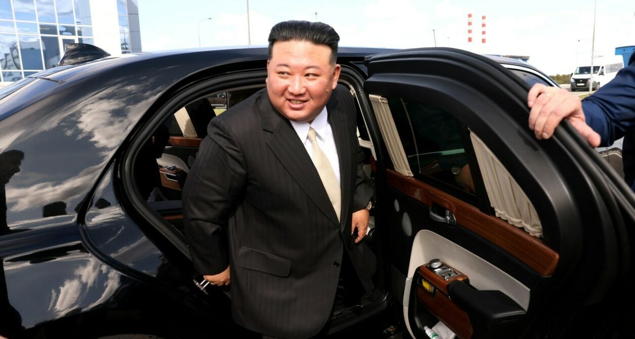 صورة كان وزعها الكرملين لرئيس كوريا الشمالية مغادرا السيارة التي اهديت له لاحقا 