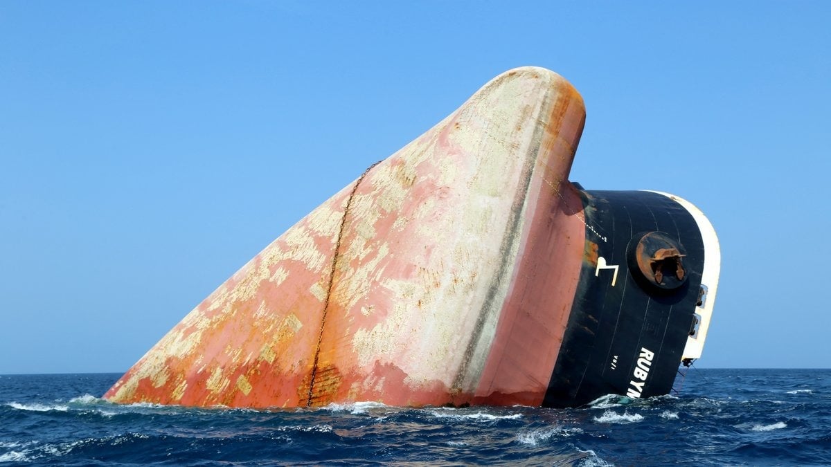 سفينة روبيمار الغارقة في البحر الأحمر بعما قصفها الحوثيون