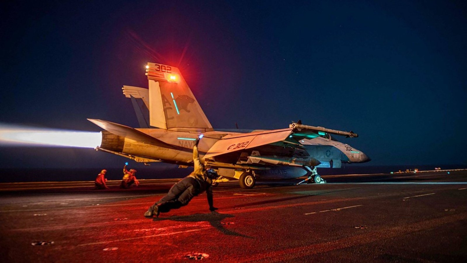 مقاتلة أميركية تقلع من فوق متن حاملة طائرات في البحر الأحمر لتوجيه ضربة للحوثيين