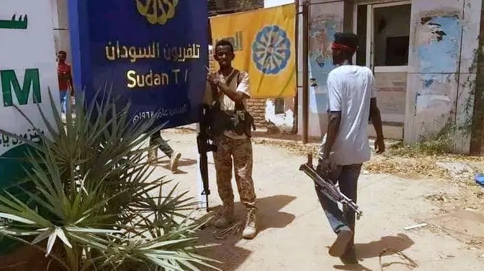 جندي سوداني خارج مدخل تلفزيون السودان في 12 مارس 2024