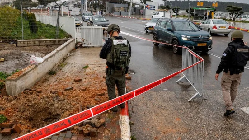 جانب من الأضرار التي خلفها انفجار صواريخ أطلقها حزب الله من جنوب لبنان على مدينة صفد في شمال إسرائيل