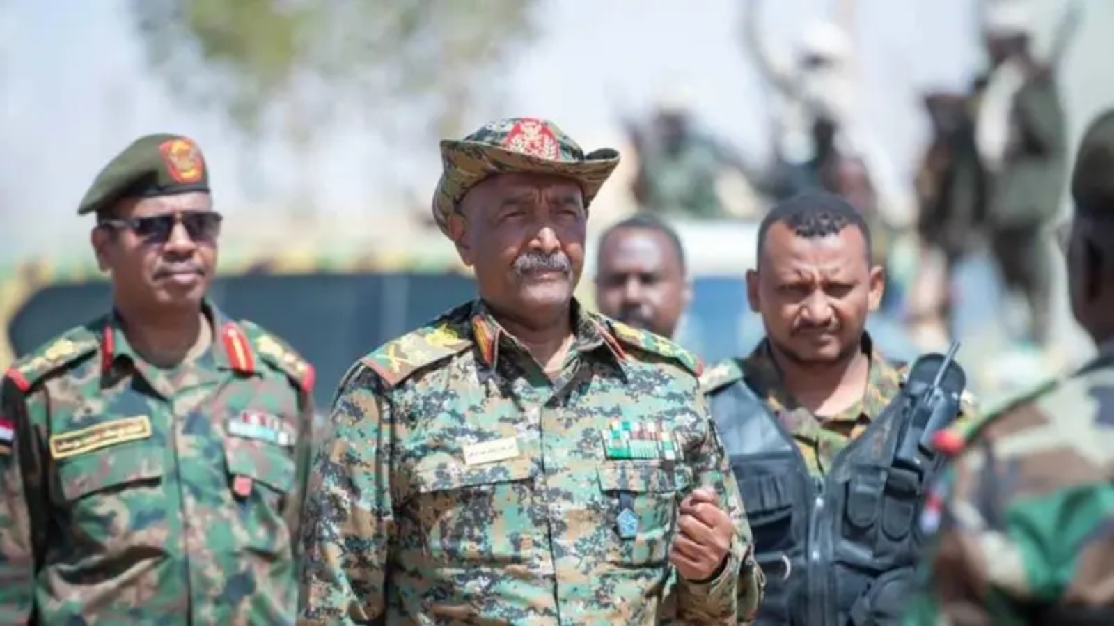البرهان مع عناصر من الجيش السوداني (أرشيفية)