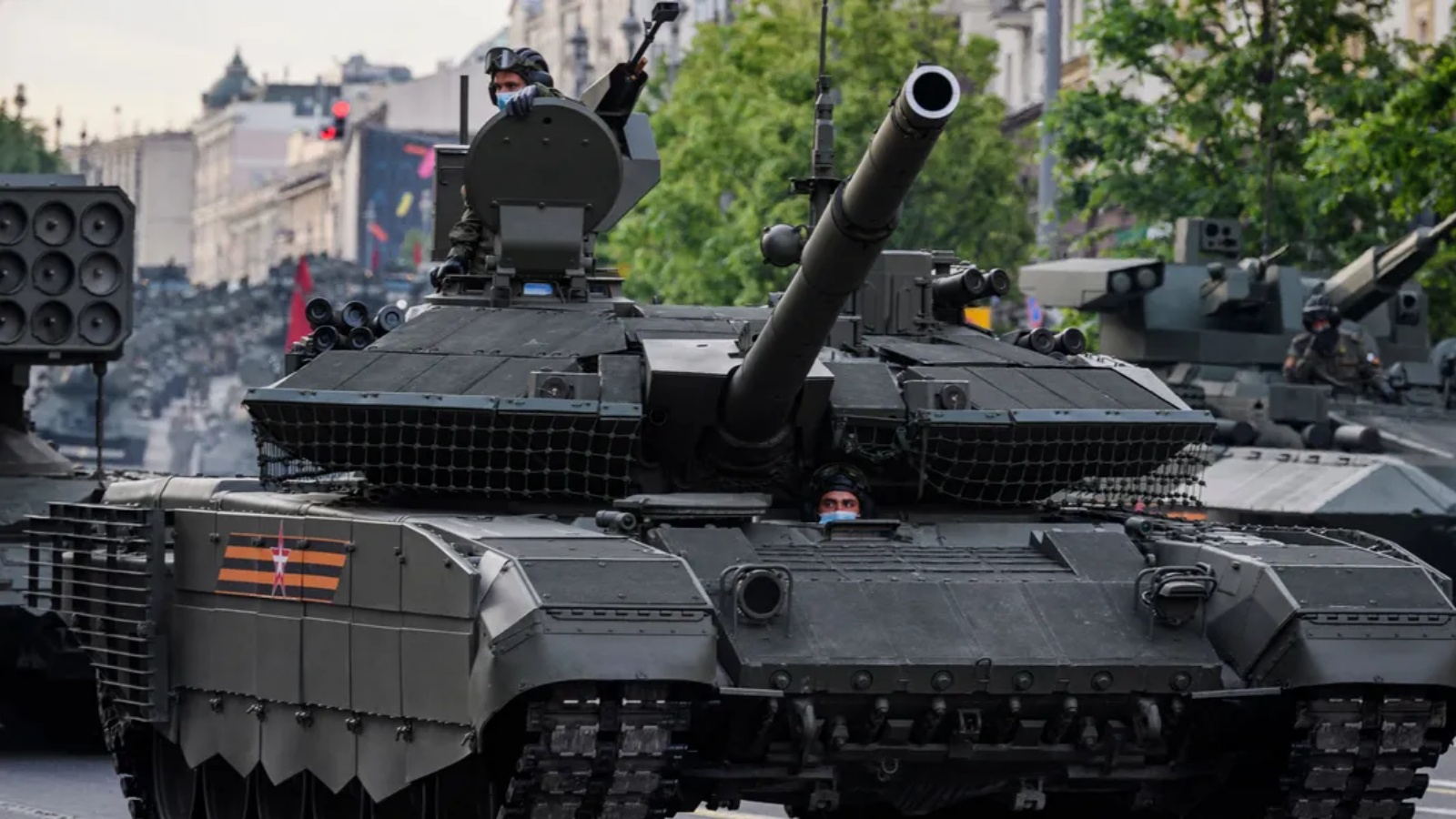 الطراز الذي دخل الخدمة مطور عن دبابة تي 90