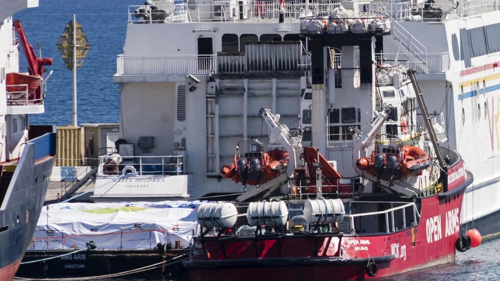 سفينة المساعدات أوبن آرمز في ميناء لارنكا القبرصي قبل توجهها إلى غزة في 11 آذار/مارس 2024
