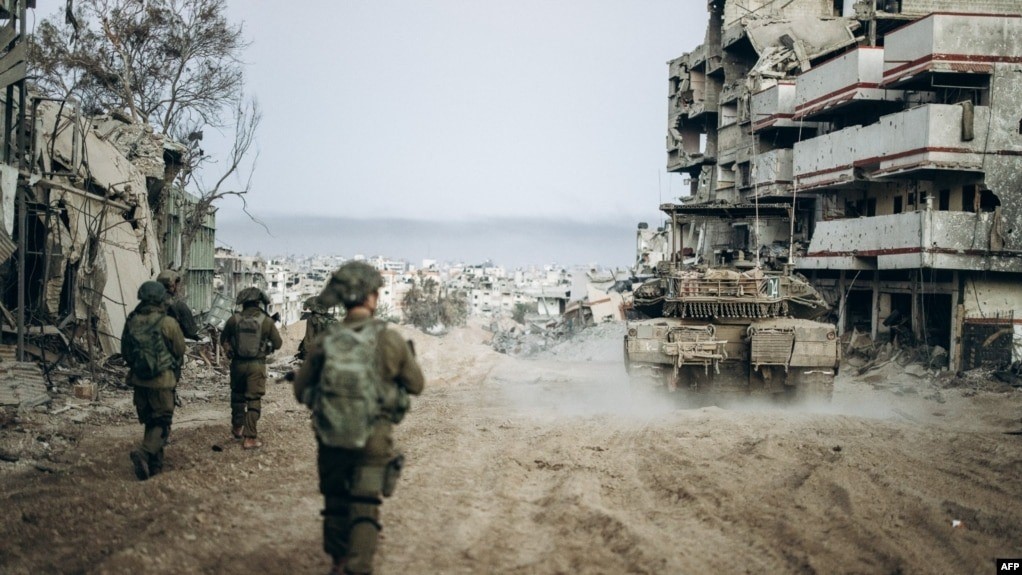 تظهر هذه الصورة التي نشرها الجيش الإسرائيلي في 1 يناير 2024 جنودا إسرائيليين يعملون في قطاع غزة وسط معارك مستمرة بين إسرائيل وحركة حماس