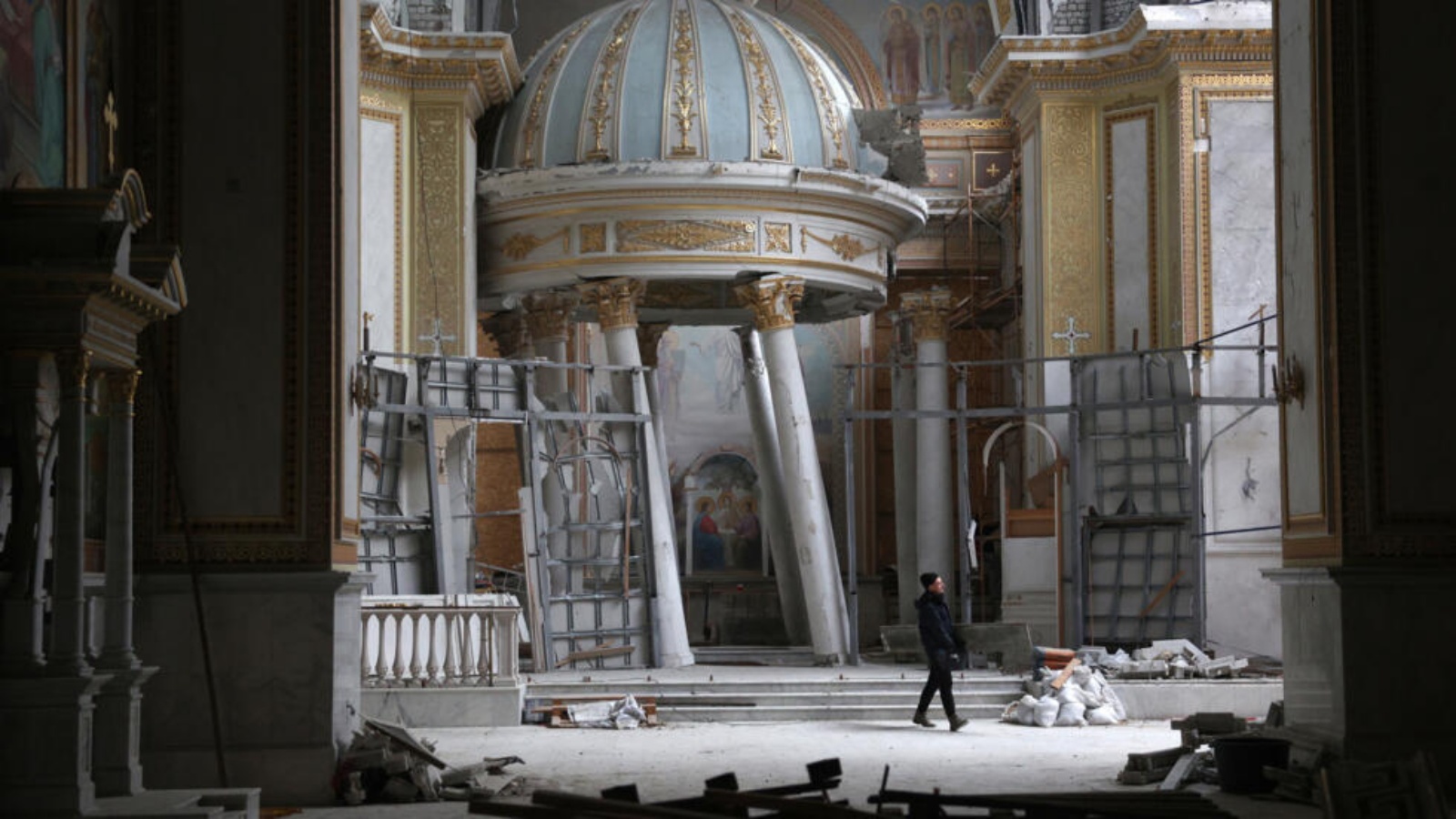 كاتدرائية التجلي في مدينة أوديسا الأوكرانية بعد تضررها جراء قصف روسي في 23 تموز (يوليو) 2023. صورة مؤرخة في 18 كانون الأول (ديسمبر) 2023