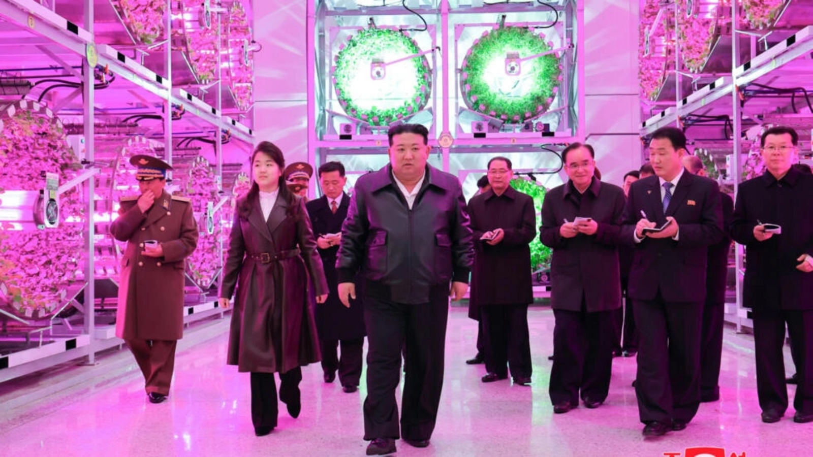 الزعيم الكوري الشمالي كيم جونغ أون وابنته جو آي في بيونغ يانغ. صورة تمّ التقاطها في 15 آذار (مارس) 2024 ونشرتها وكالة الأنباء المركزية الكورية الرسمية (KCNA) في 16 آذار (مارس)
