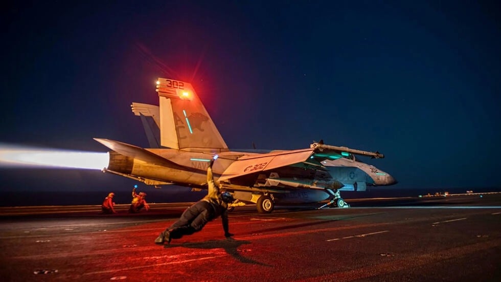 صورة نشرتها سنتكوم في 24 شباط/فبراير 2024 تظهر إقلاع مقاتة أميركية من حاملة الطائرات يو إس إس آيزنهاور في البحر الأحمر خلال عمليات ضد الحوثيين اليمنيين