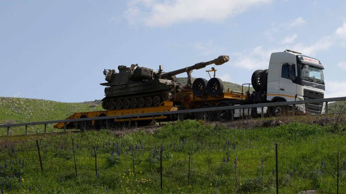 شاحنة إسرائيلية تنقل دبابة إلى الحدود مع لبنان