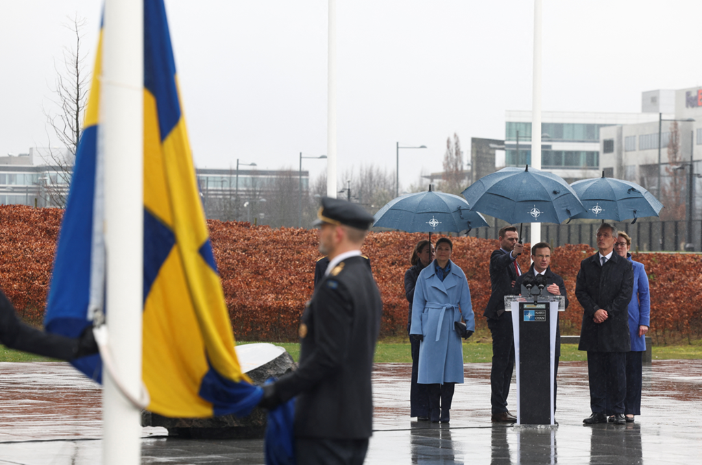رئيس الوزراء السويدي والأمين العام لحلف الناتو يشهدان رفع العلم السويدي