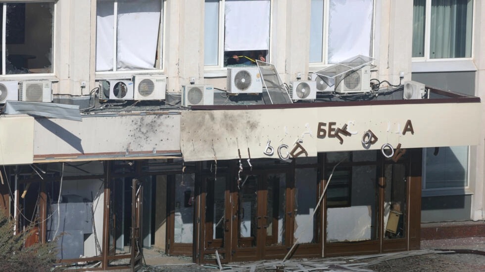 مبنى متضرر بعد هجوم بمسيرة أوكرانية في مدينة بلغورود الروسية في 12 آذار/مارس 2024