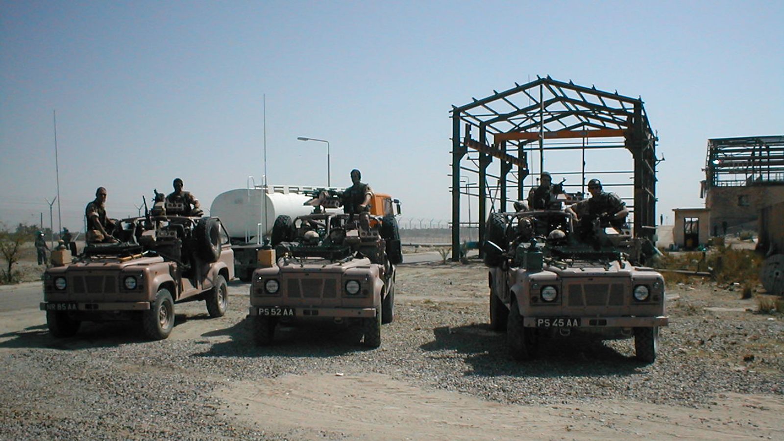 جنود بريطانيون في منشأة كرمة علي في العراق العام 2003 