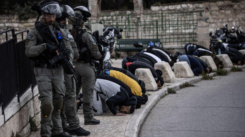 فلسطينيون يؤدون صلاة الجمعة في الشارع بسبب إبعاد الشرطة الإسرائيلية للشباب الفلسطيني من الوصول إلى المسجد الأقصى