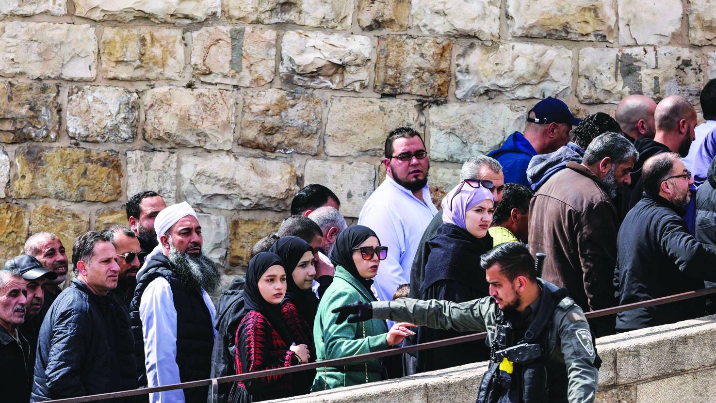 المصلون يمرون إلى المسجد الأقصى في القدس 
