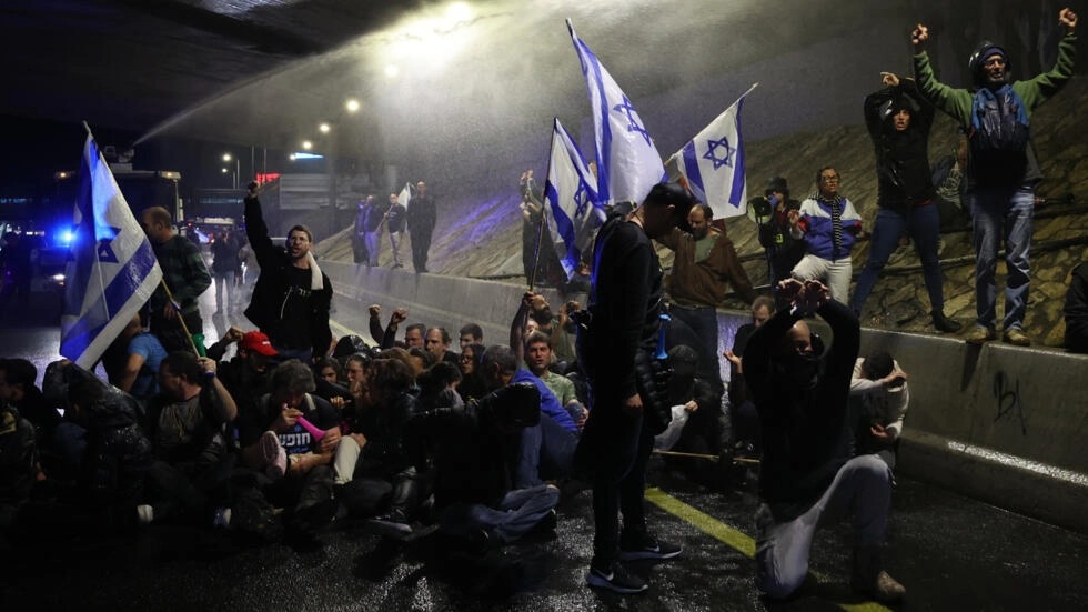 قوات الأمن الإسرائيلية تستخدم خراطيم المياه لتفريق متظاهرين تجمعوا في تل أبيب في 9 آذار/مارس 2024 للمطالبة برحيل حكومة نتانياهو وإعادة رهائن تحتجزهم حماس