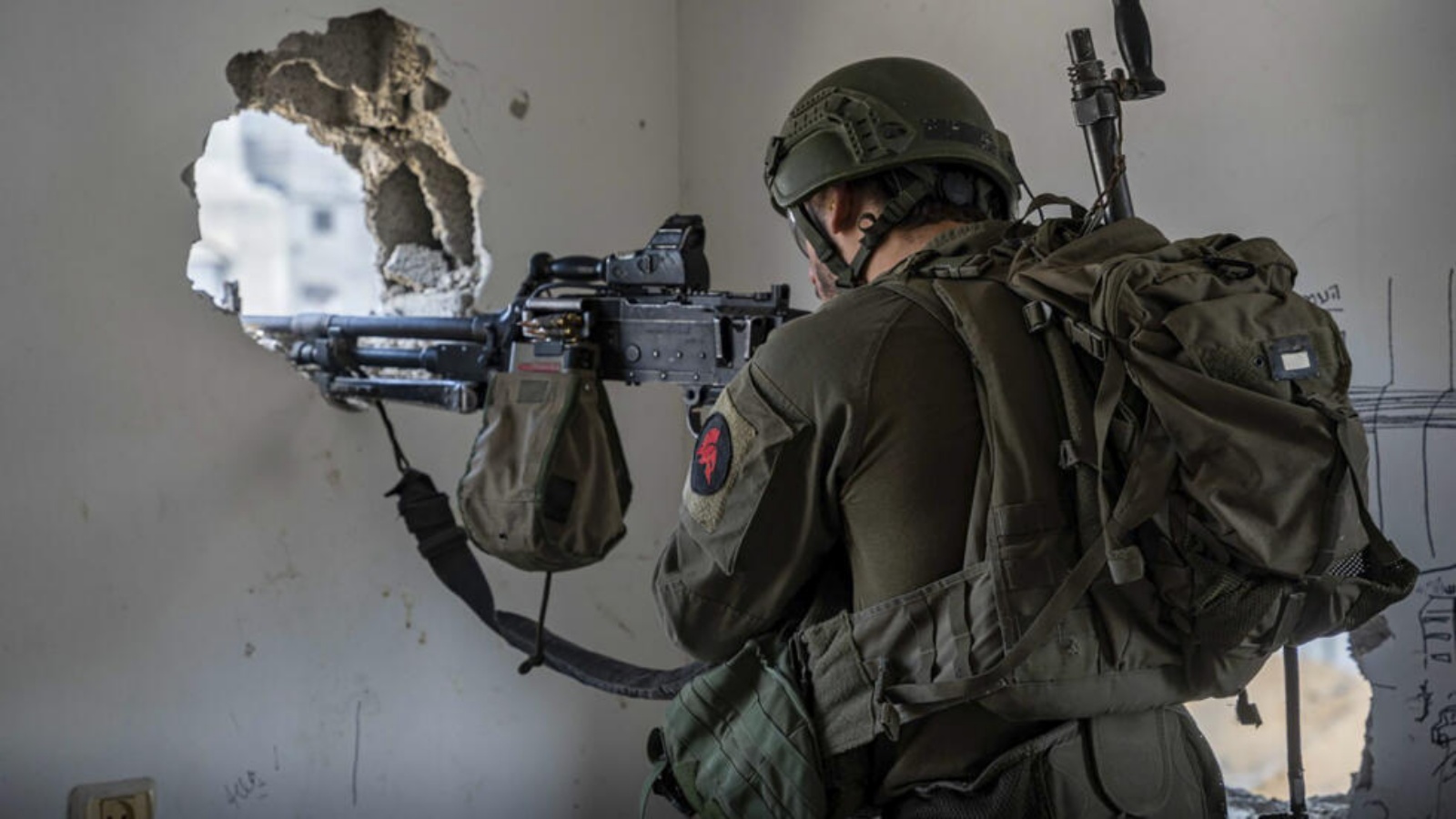 جندي يصوب سلاحه في قطاع غزة حيث تستمر الحرب بين إسرائيل وحركة حماس الفلسطينية. صورة نشرها الجيش الإسرائيلي في 5 آذار (مارس) 2024