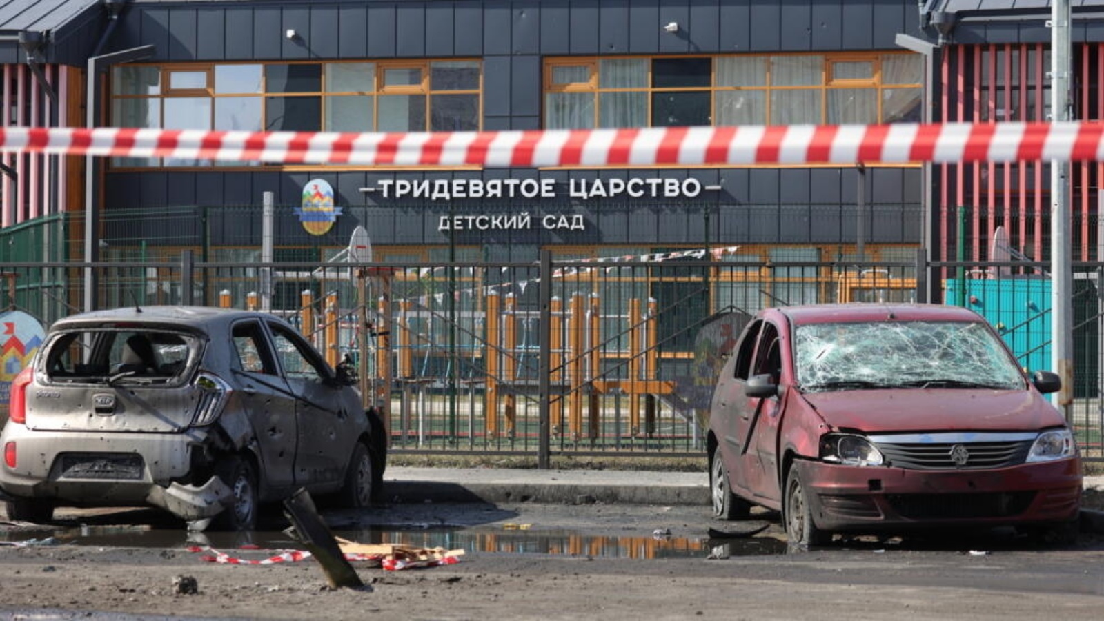 سيارتان متضررتان قرب روضة أطفال في مدينة بيلغورود الروسية في 20 آذار (مارس) 2024 