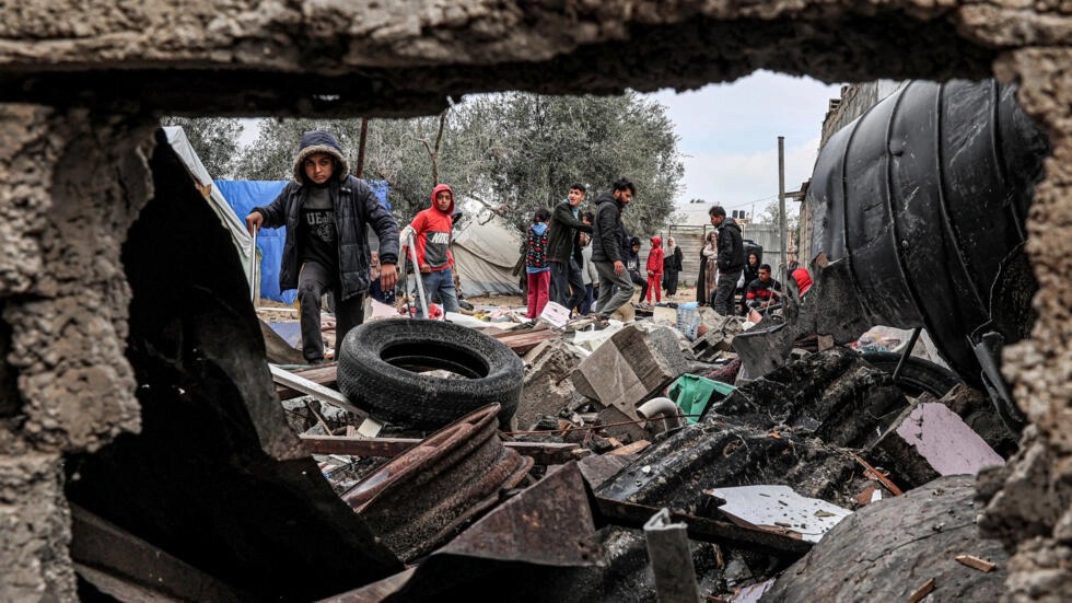 نازحون فلسطينيون يتفقدون الأضرار التي لحقت بخيامهم بعد القصف الإسرائيلي خلال الليل على مخيم رفح للاجئين في جنوب قطاع غزة في 19 آذار/مارس 2024