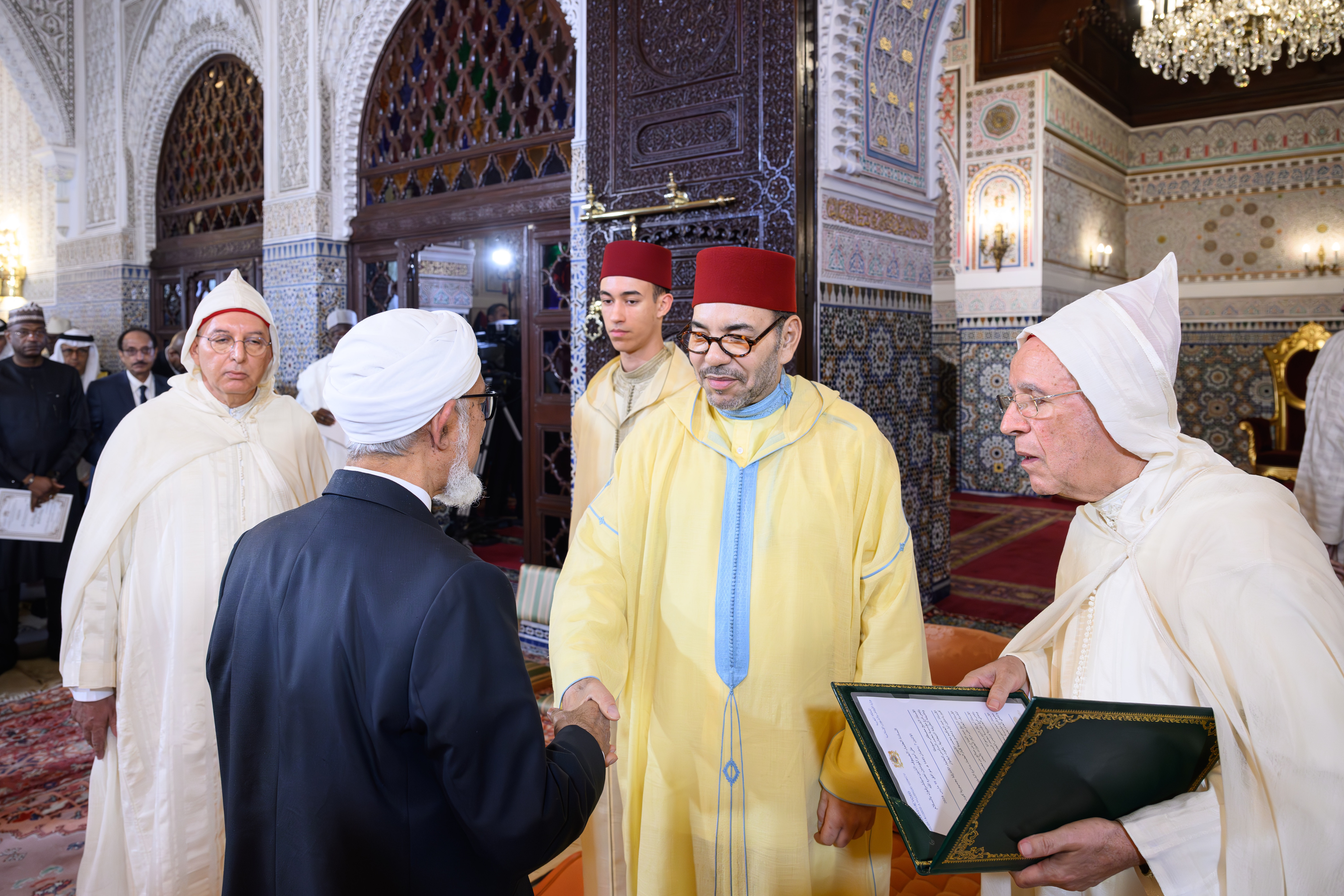 العاهل المغربي لدى استقباله بهاء الدين محمد الندوي ملقي الدرس الرمضاني الثاني في القصر الملكي بالرباد