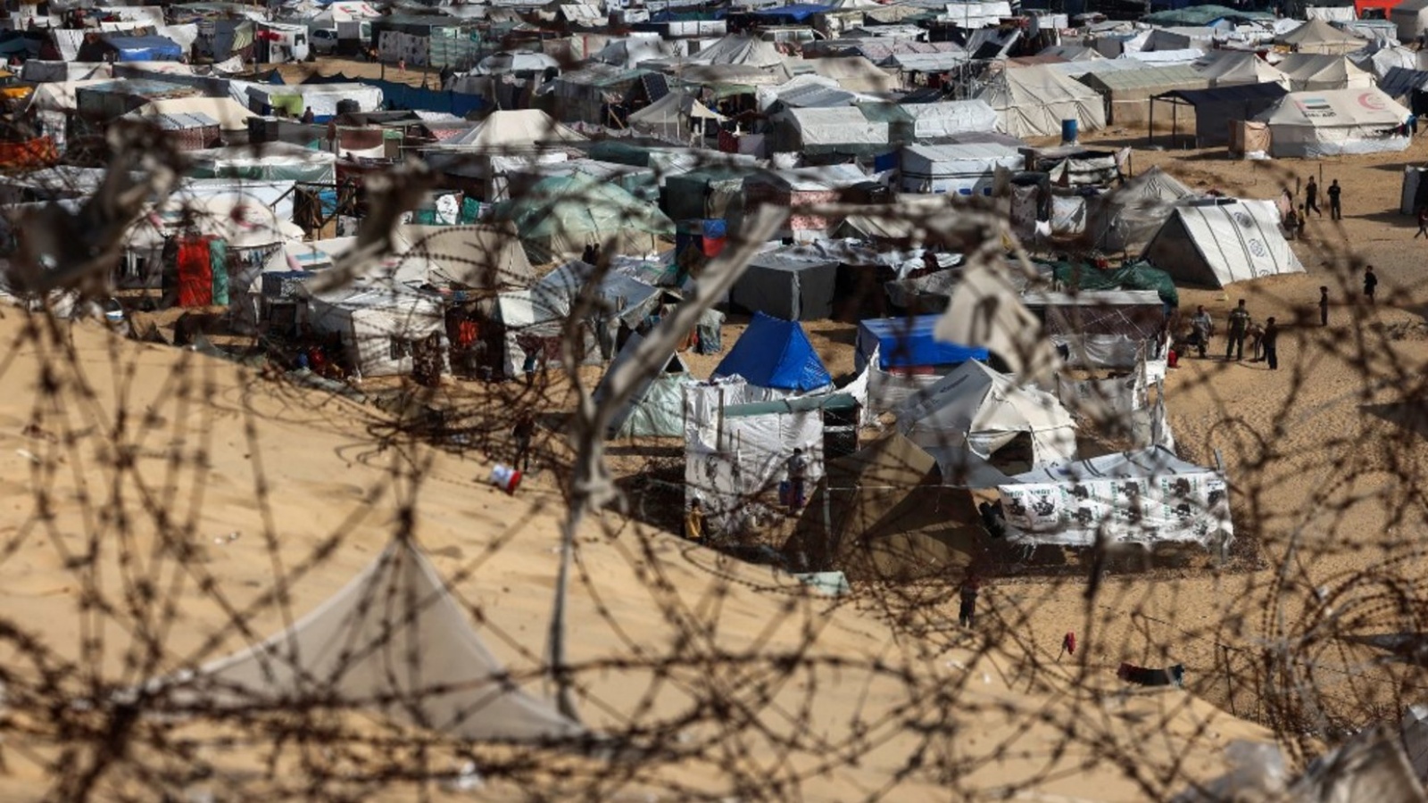 مخيم مؤقت للنازحين في رفح قرب الحدود مع مصر