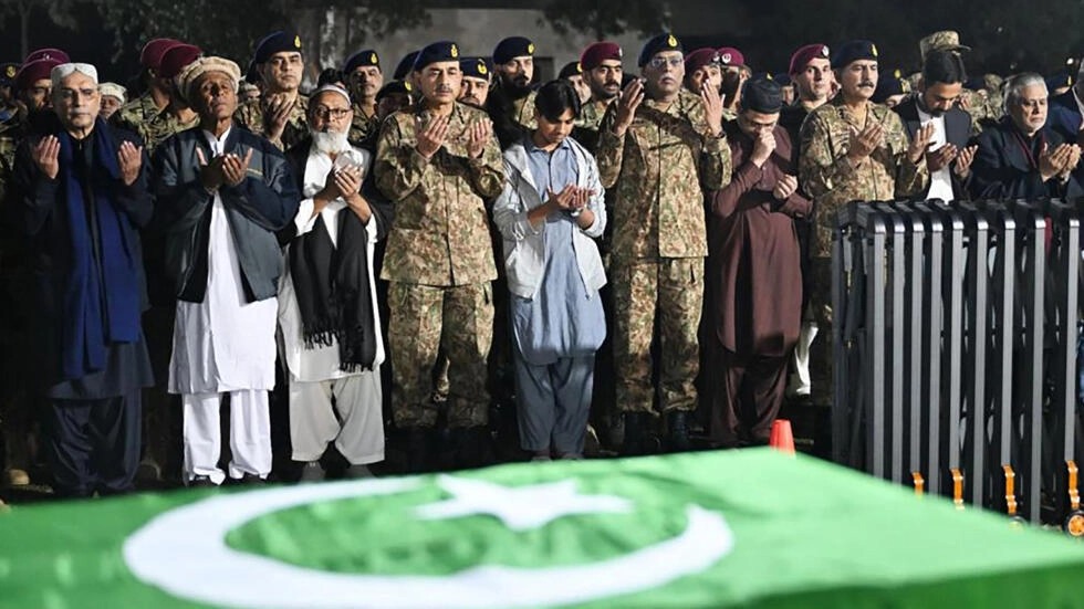 صورة موزعة في 17 آذار/مارس 2024 تظهر مراسم تشييع ضابطين قتلا في هجوم قرب الحدود مع أفغانستان