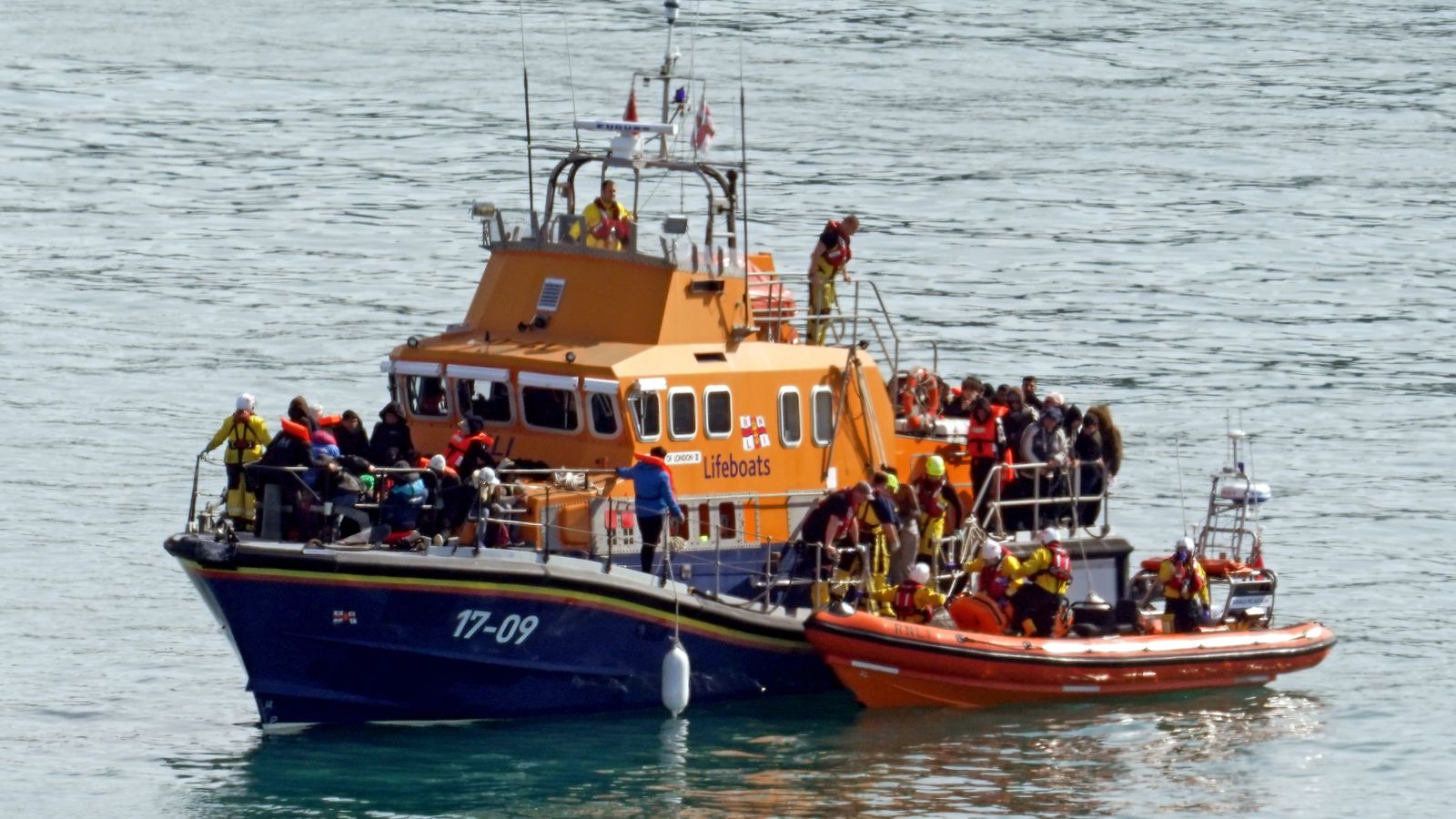 خفر السواحل البريطاني يرافق مجموعة من اللاجئين لدى وصلهم الى دوفر بمقاطعة كينت