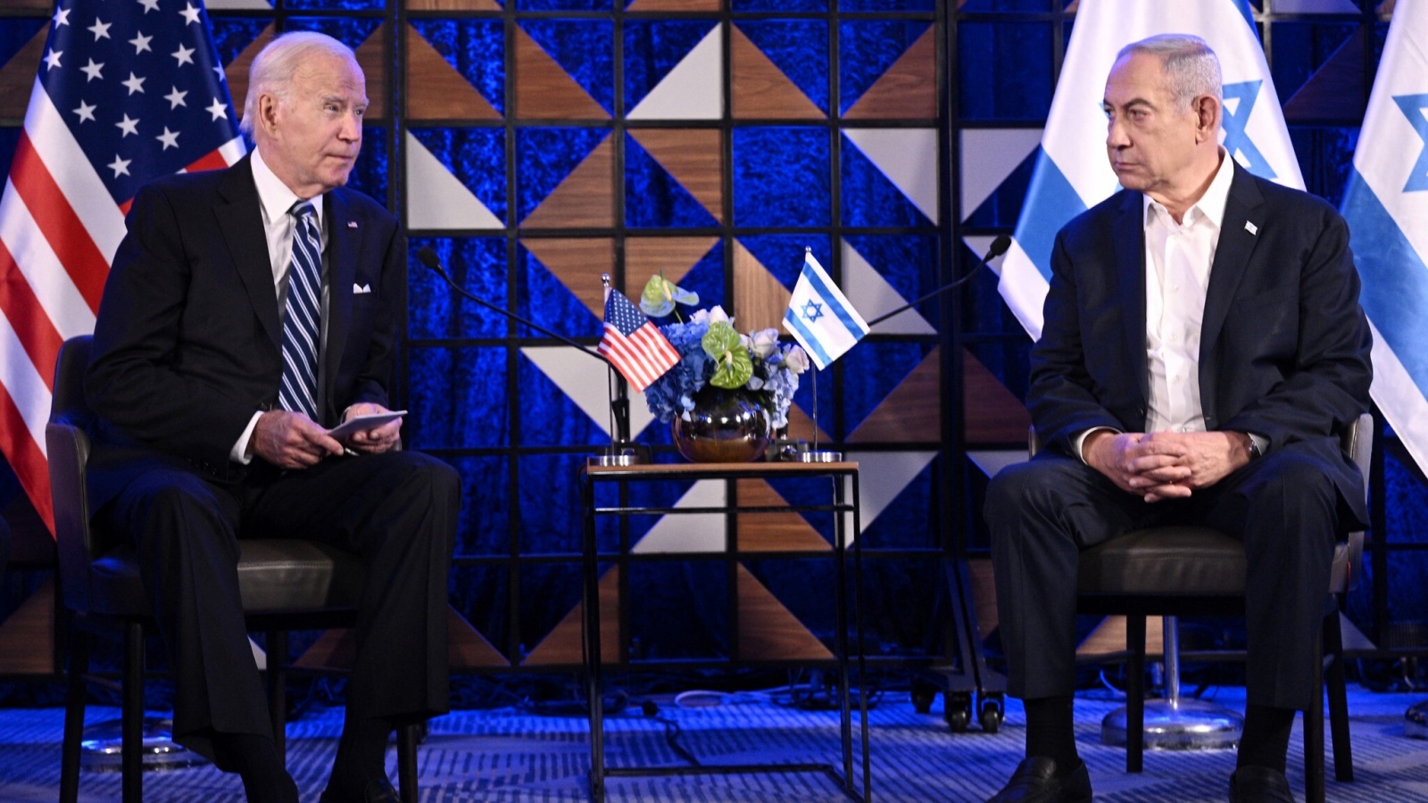 الرئيس الأميركي جو بايدن (يسار) يلتقي برئيس الوزراء الإسرائيلي بنيامين نتنياهو في تل أبيب في 18 تشرين الأول (أكتوبر) 2023