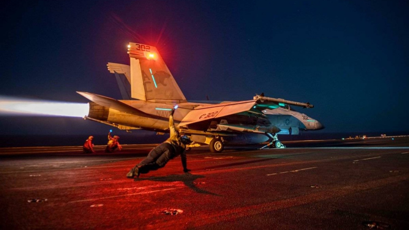 طائرة أميركية تقلع لتنفيذ غارة ضد أهداف تتبع لجماعة «الحوثي» اليمنية (حساب القيادة المركزية الأميركية على منصة إكس) 